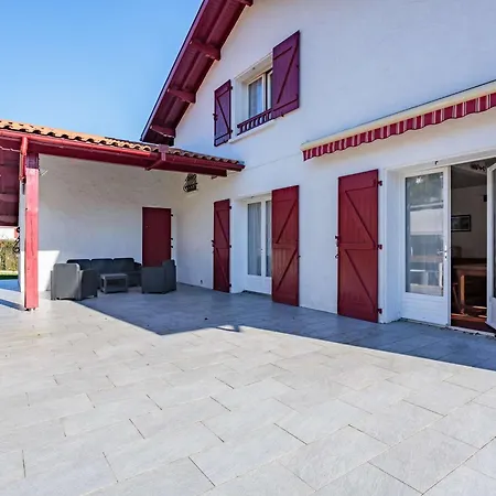 Willa Maison De Caractere A Briscous: 4 Chambres, Jardin, Proche Bayonne Et Plages, Ideal Famille Et Randonnees - Fr-1-3-603 Briscous